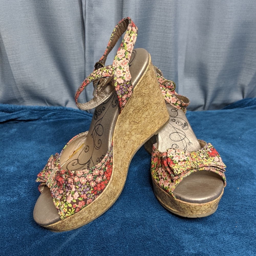 Floral wedges